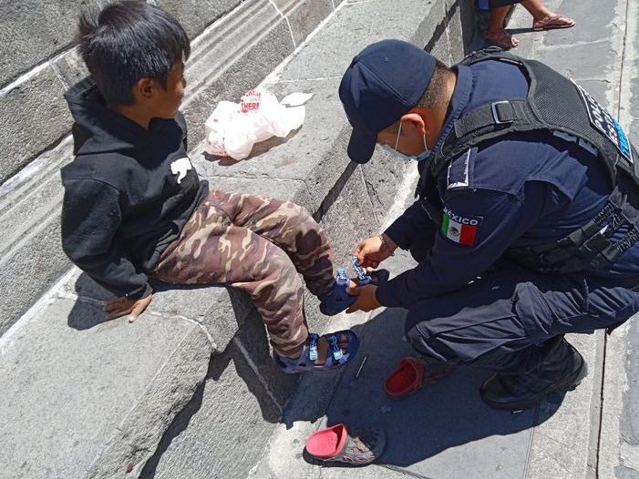 Le otorgan medalla a policía de Puebla que le compró sandalias a un niño de escasos recursos