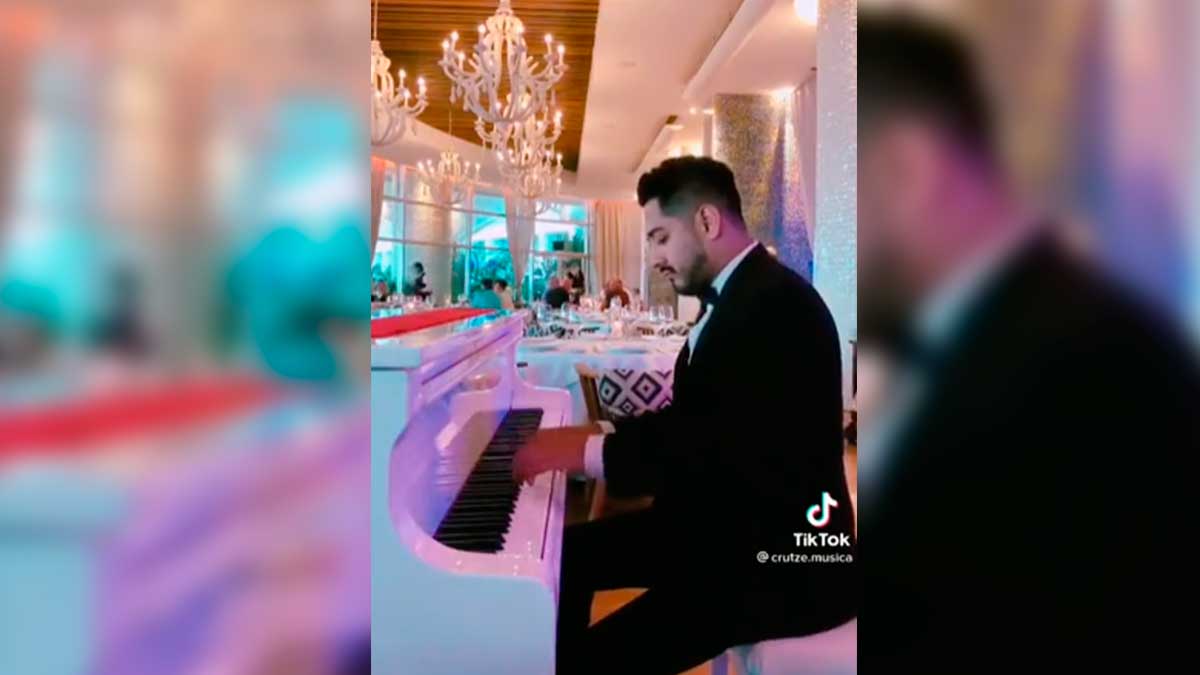 Pianista toca 'El paso del gigante' en elegante restaurante