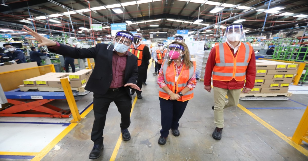 Visita gobernadora Lorena Cuéllar la empresa Schneider Electric ubicada en Acuamanala