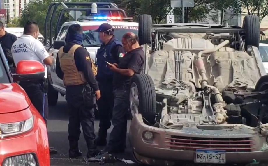 Talachero fue atropellado por presunto conductor en estado de ebriedad, en la huida se volcó.