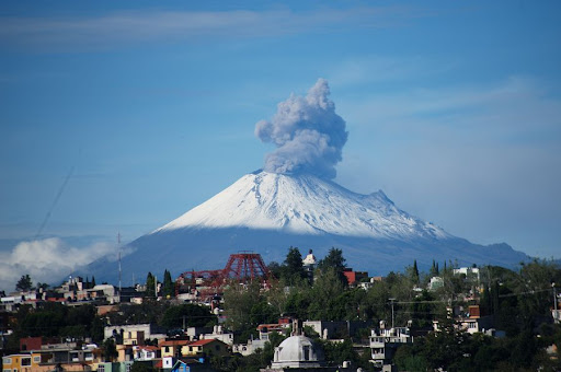 Volcán Popocatépetl registra moderada actividad, emite 13 exhalaciones y tremor