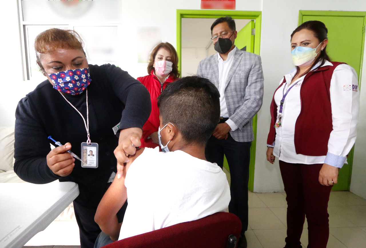 Reciben 11 niños y niñas de centros de asistencia del SEDIF vacuna contra Covid