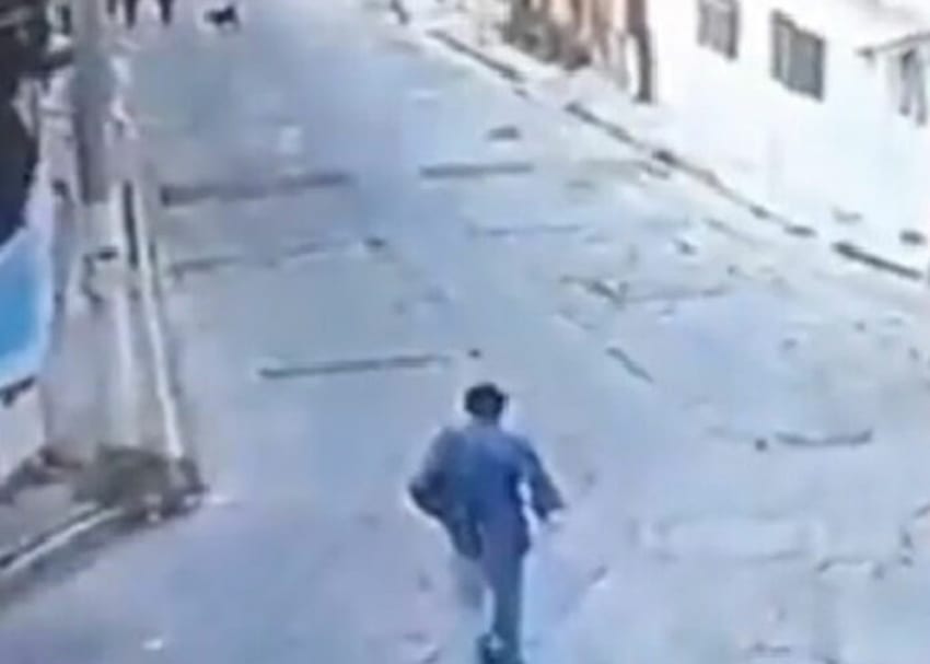 Detienen a hombre que atacaba con machete a transeúntes en Atlixco; paseaba tranquilamente...