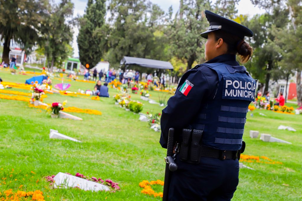 1,200 policías vigilarán panteones de la ciudad en temporada de Día de Muertos
