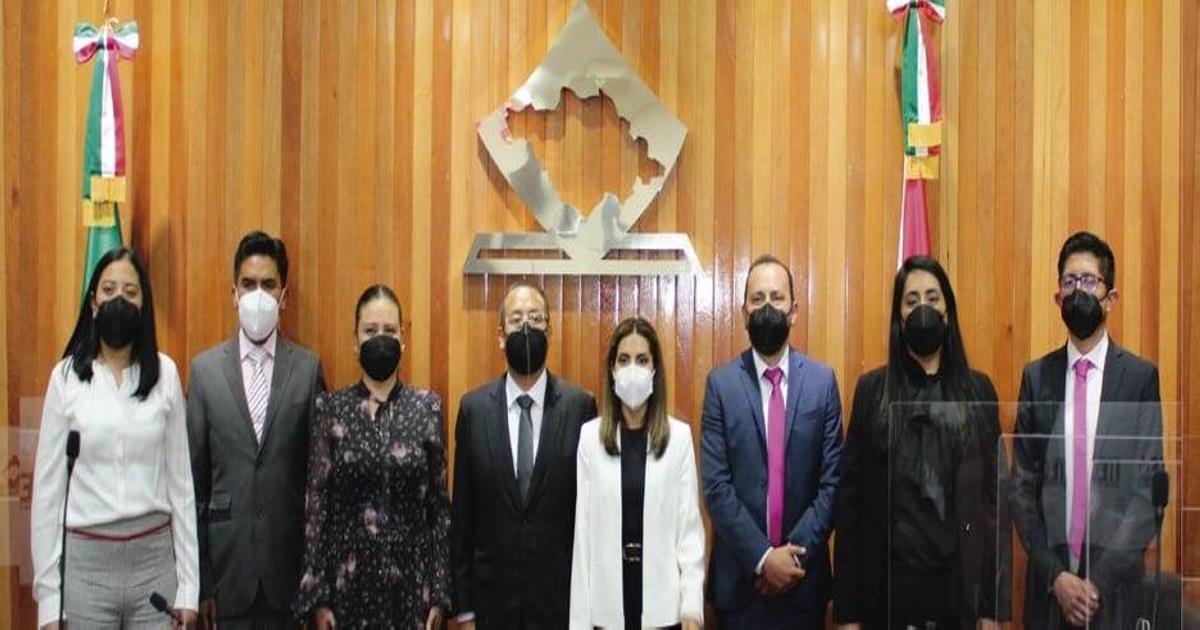 Rinden protesta él y las nuevas consejeras del ITE