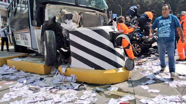 Autobús arrasa con varios vehículos en la autopista México - Toluca; 