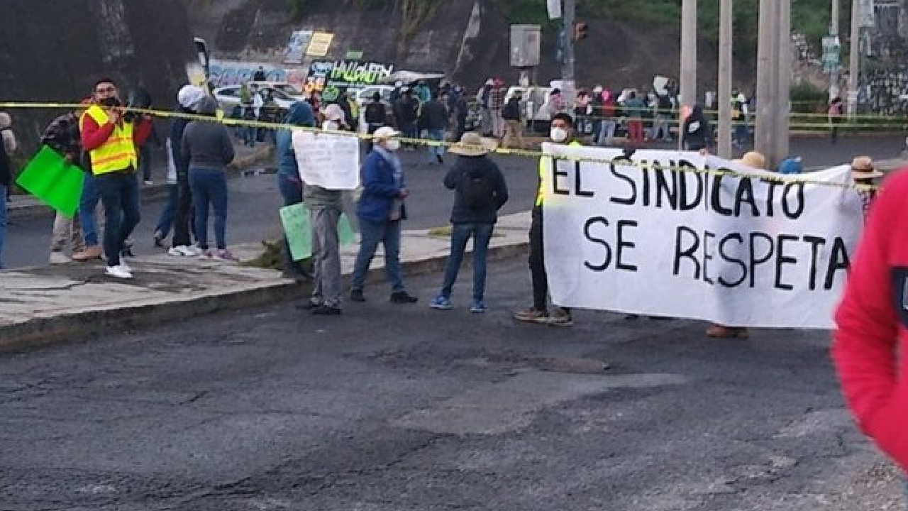 Miembros del Sindicato del Ayuntamiento de Cuautlancingo bloquearon el paso FINSA