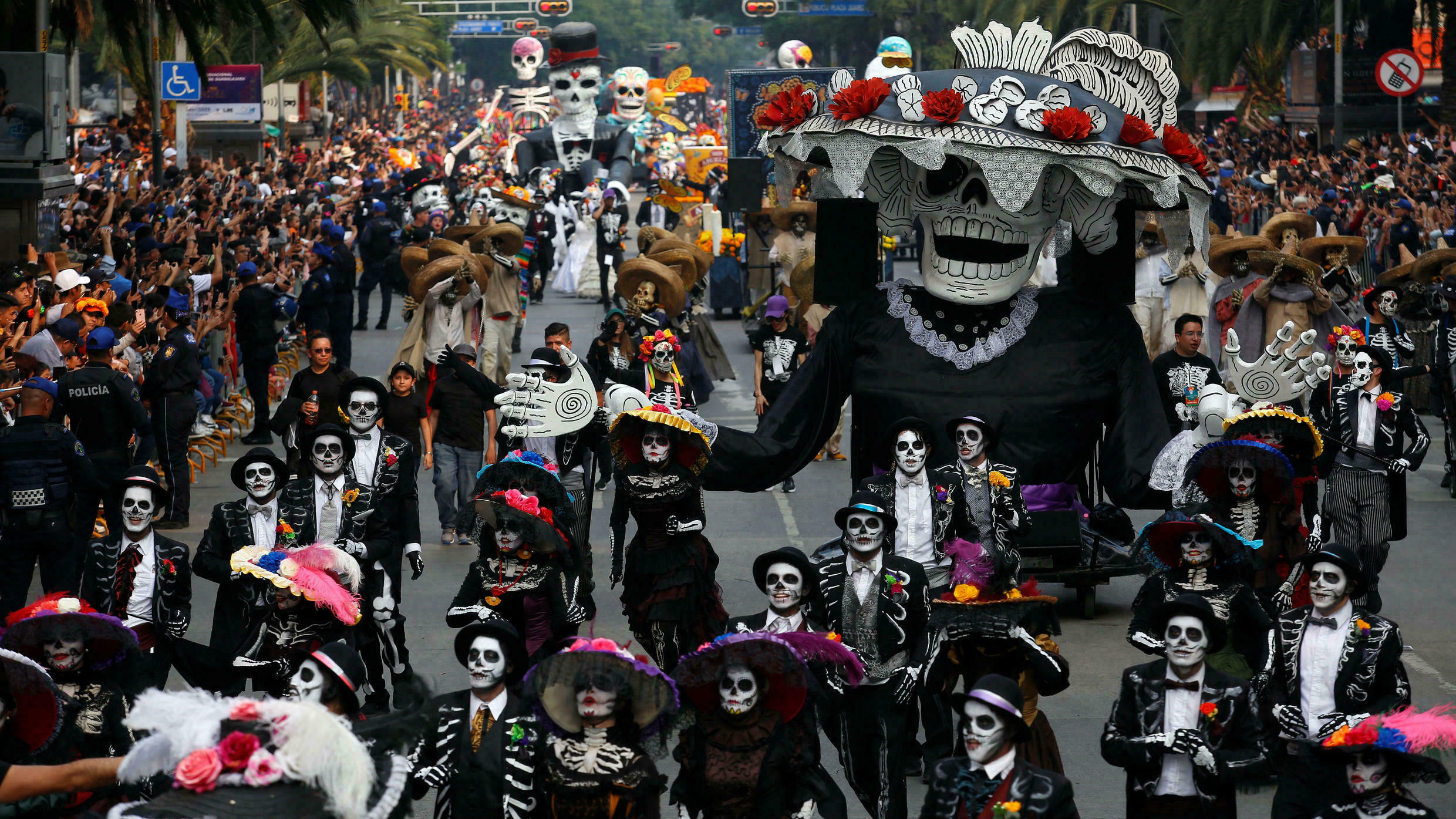 No importa si no asistirás al desfile de día de muertos en CDMX, así podrás disfrutarlo por televisión o internet.