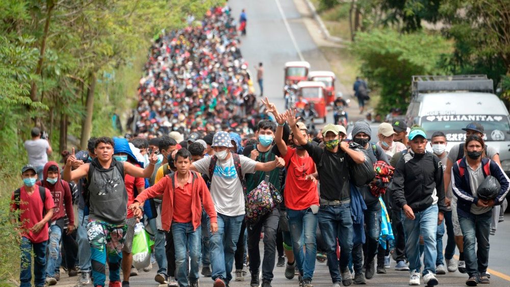 México denuncia manipulación de migrantes en caravana