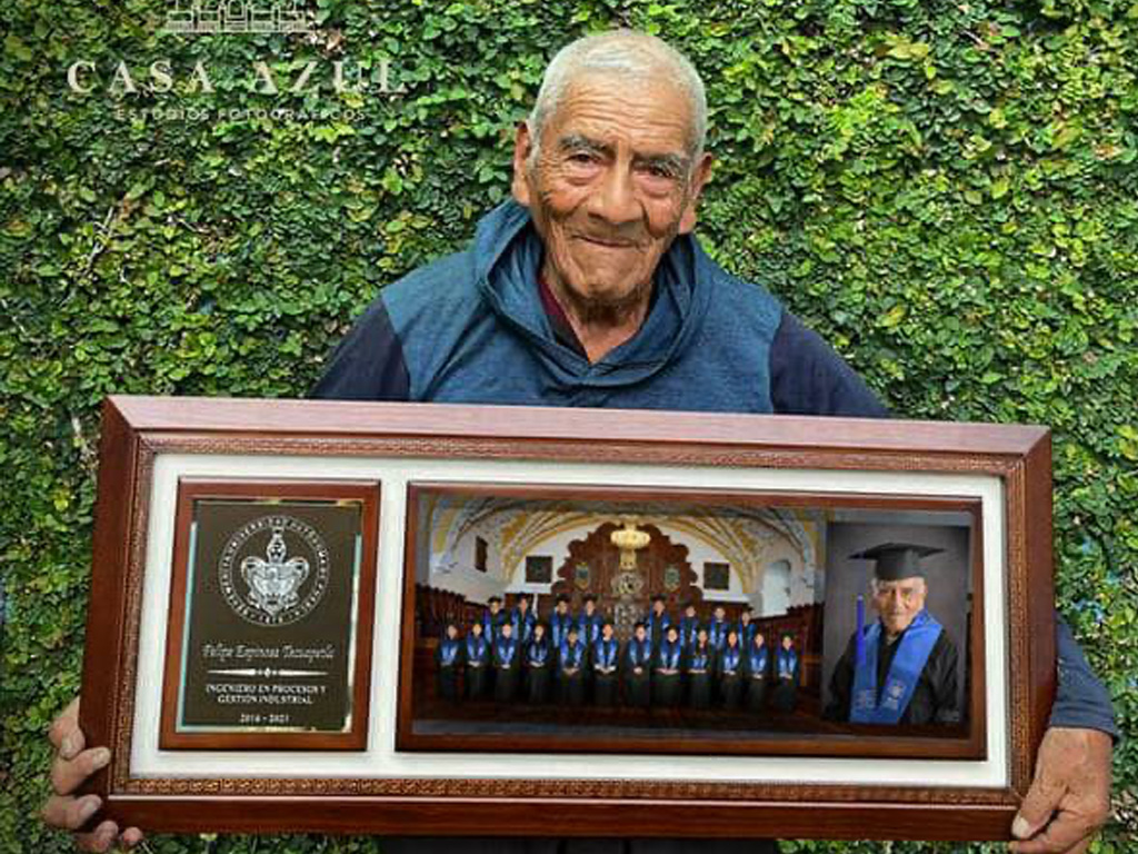 Graduado a sus 84 años de ingeniería en la Buap, Don Felipe presume sus fotos de graduación