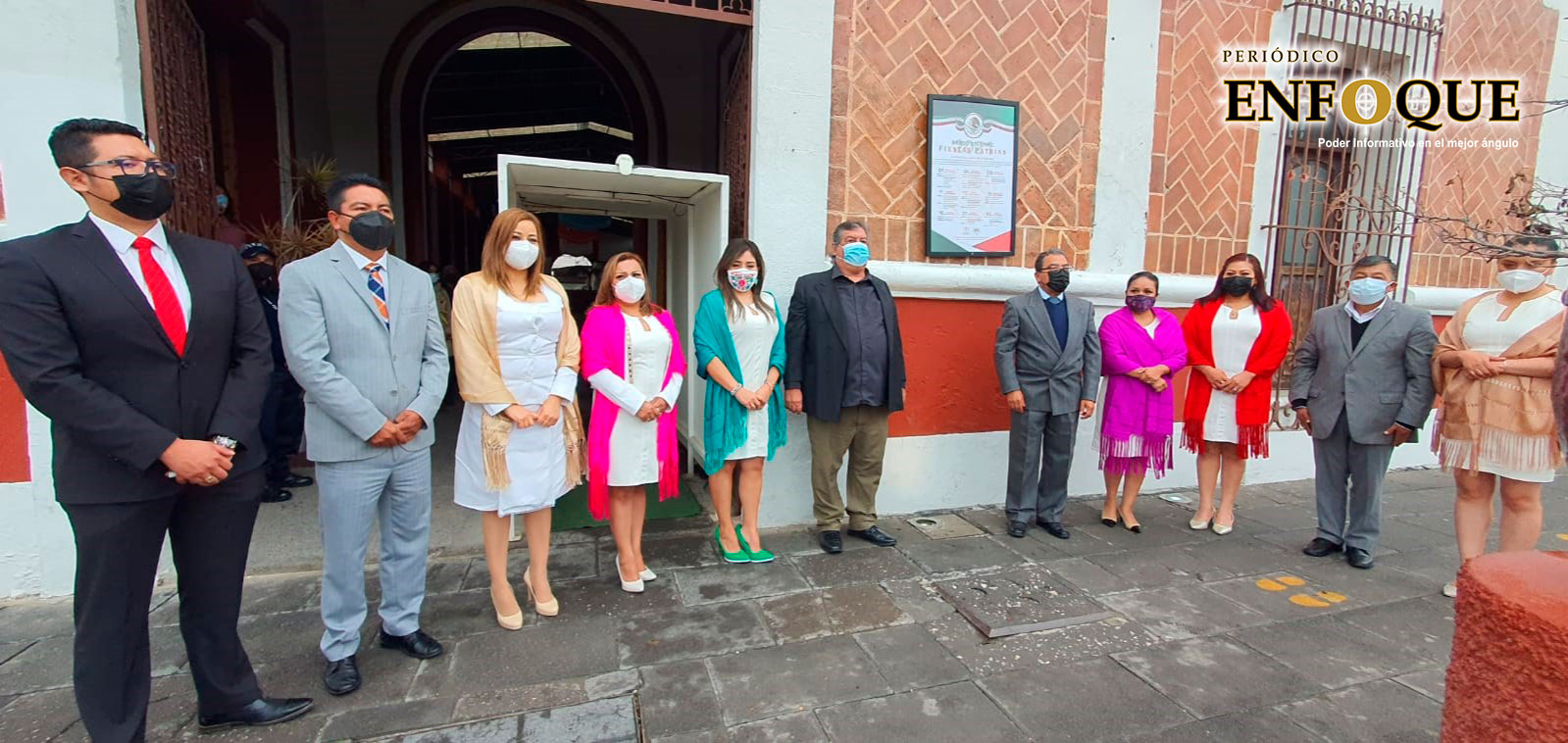 Autoridades de Tepeaca colocan Bandos Solemnes dando inicio a las actividades del mes patrio 