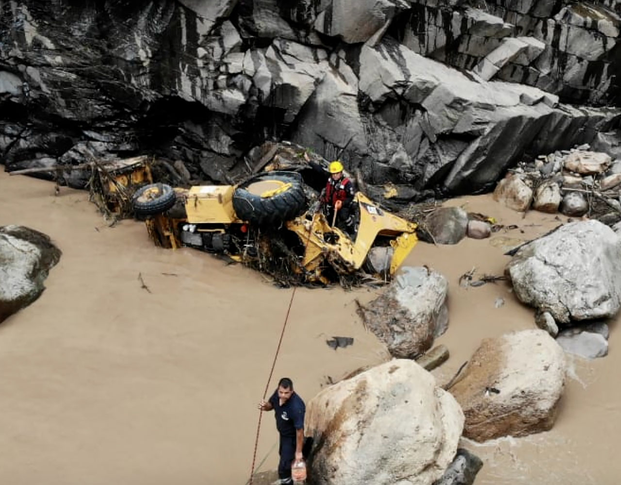 Dos operadores de retroexcavadora desaparecidos tras accidente en río Apulco