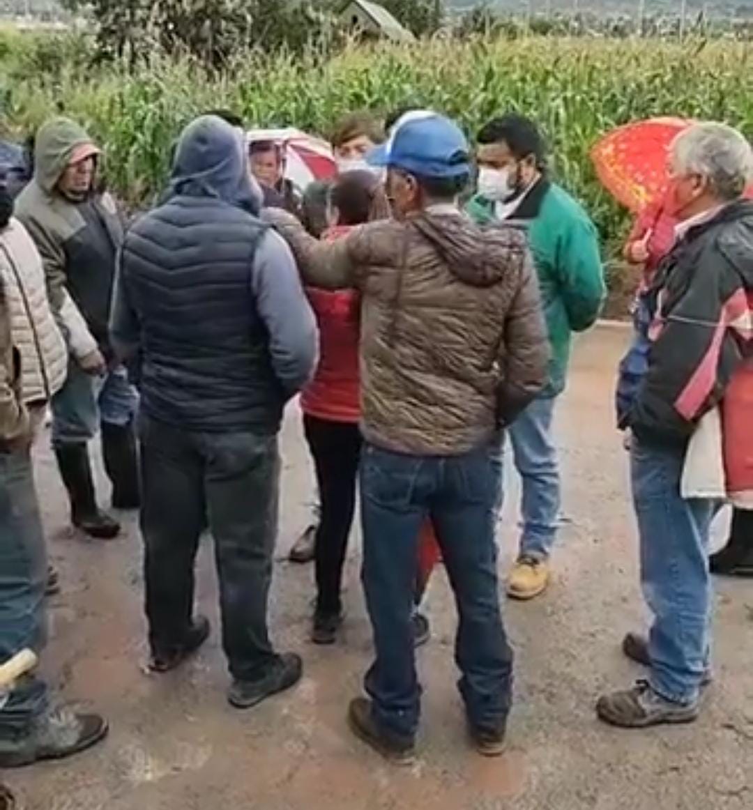 Señalan a nuevo titular de obras públicas de Tlaxco por intentar detener adoquinamiento