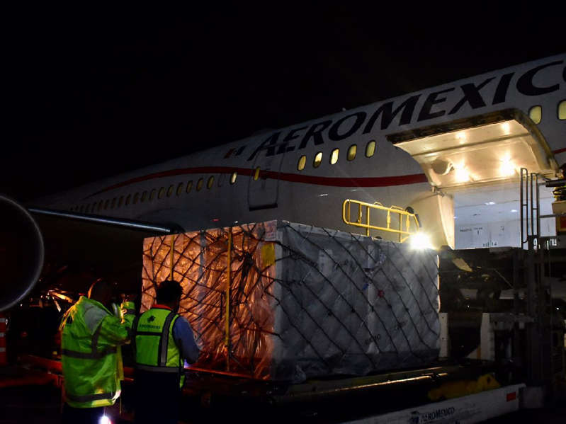 Llegan más de 1.2 millones de vacunas AstraZeneca al AICM