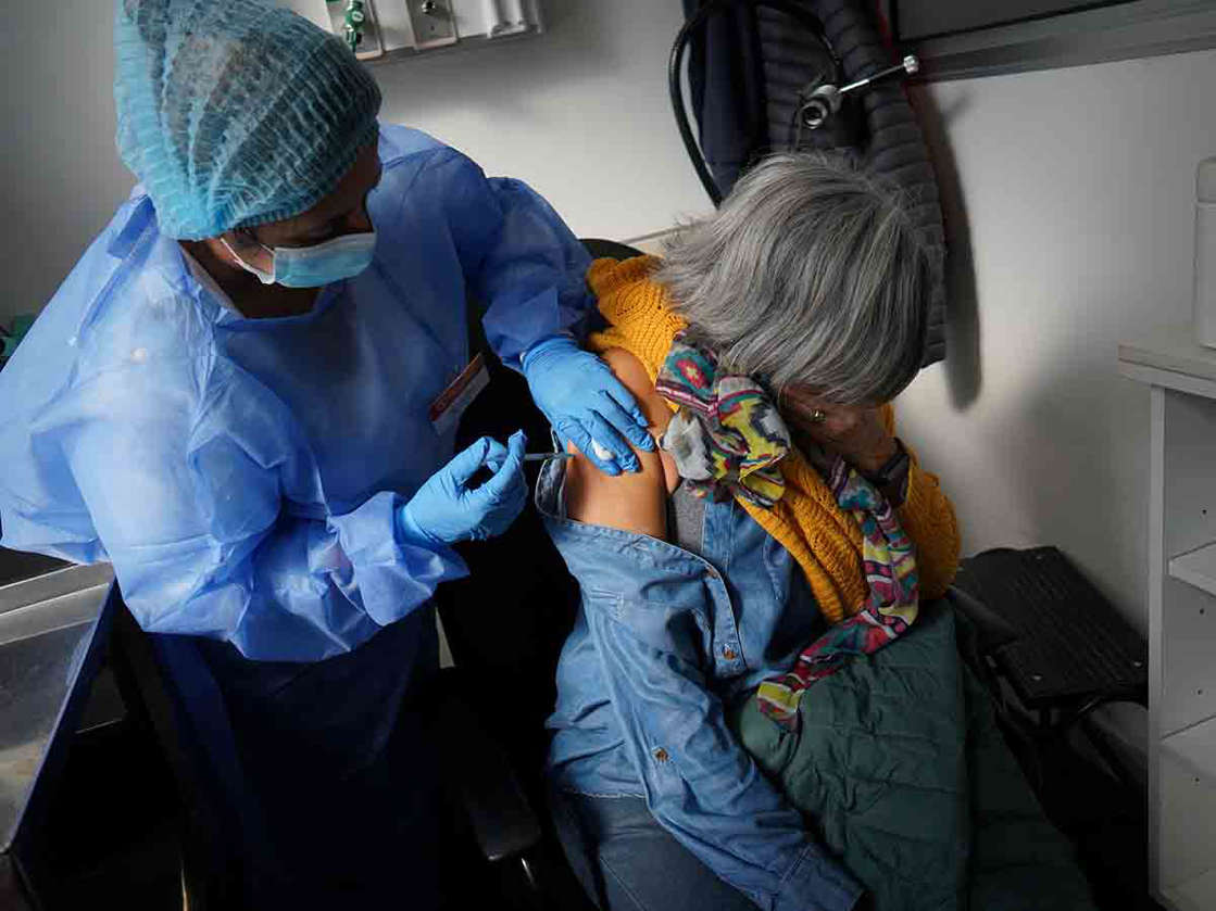 Aprueban en Uruguay tercera dosis  anticovid para mayores de 60 años