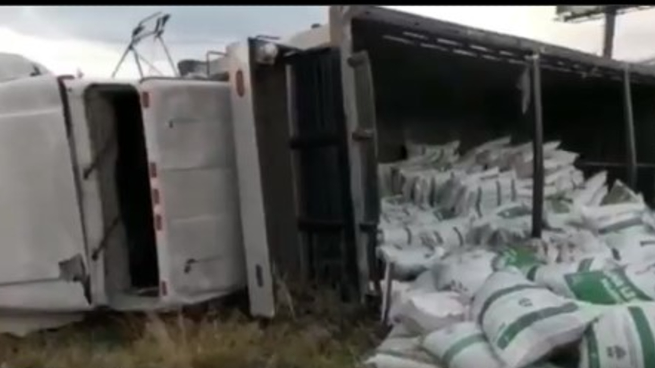 Hacen “rapiña” a un Camión de Maíz que se volcó en el Periférico Ecológico 