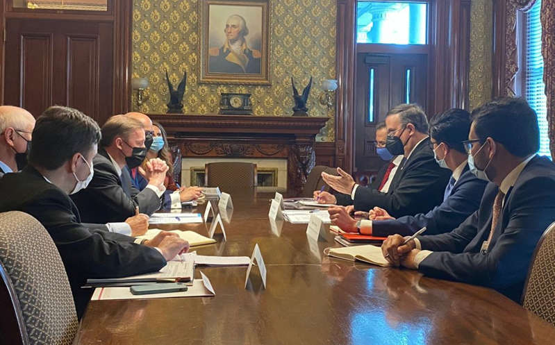 Marcelo Ebrard le hace la invitación a firmas globales para invertir en México