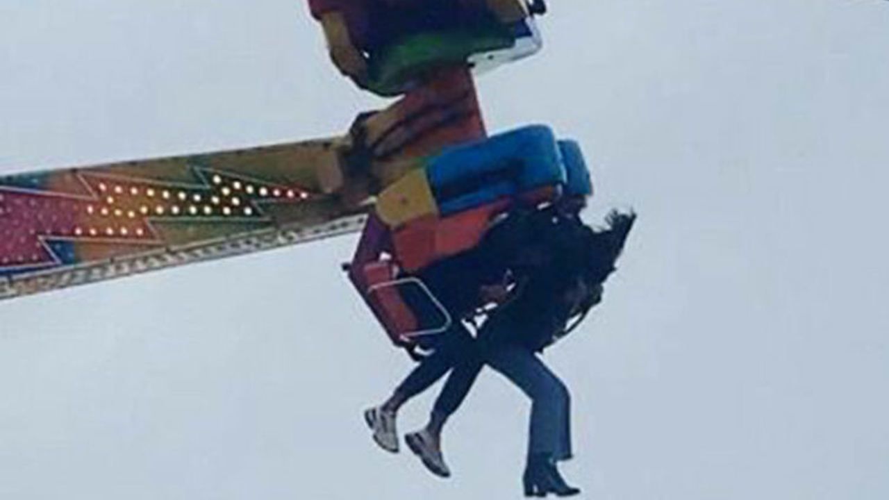 Mujer casi sale expulsada de un juego mecánico en la Feria de Cholula 