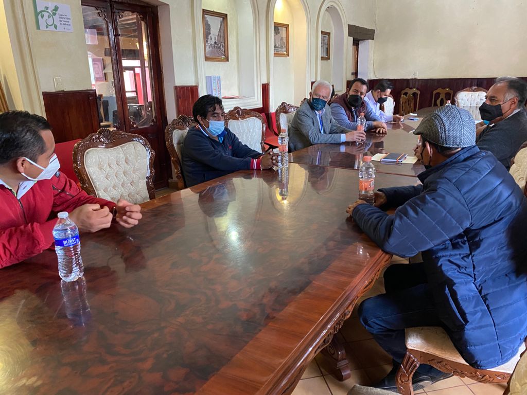 Apoya alcalde de Chiautempan Gustavo Jiménez a Textileros de Ixcotla