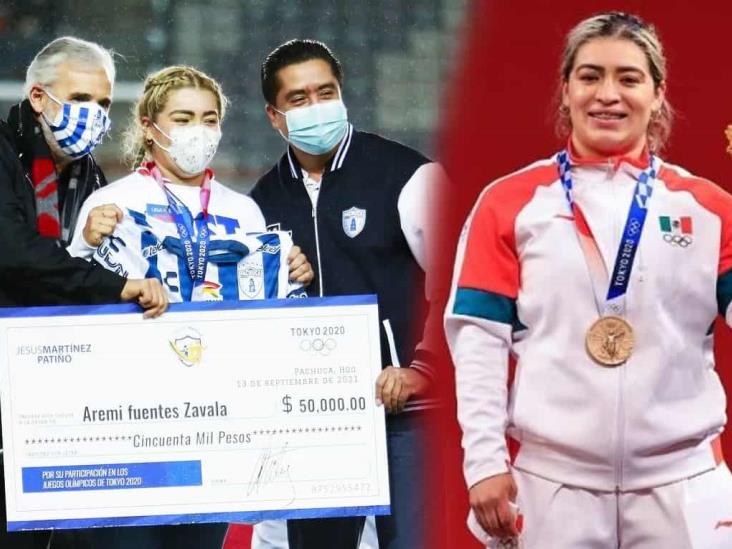 La medallista Aremi Fuentes denuncia que gobierno le dio cheque sin fondos como premio
