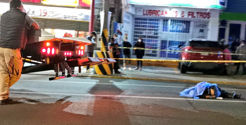 Conductor abandona auto y huye tras atropellar a hombre de la tercera edad en Puebla