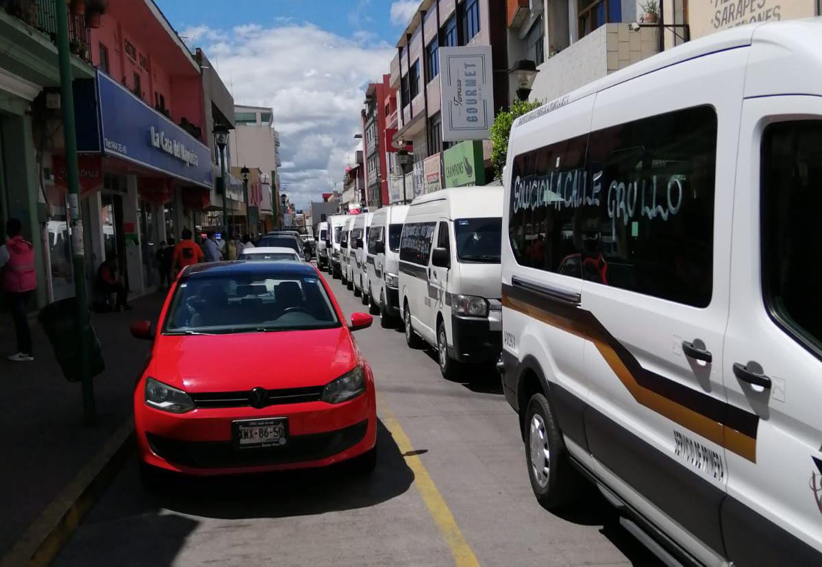 Cierran calles en Chiautempan, colectivos se molestan por privación de calle