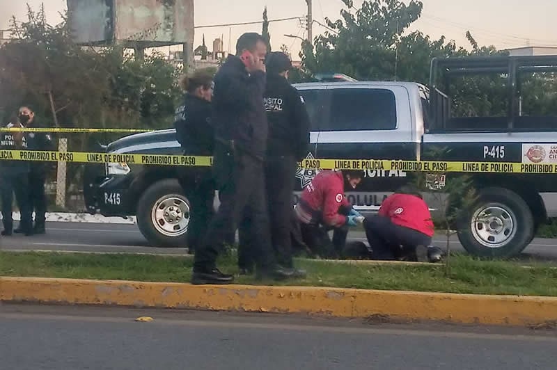 Asesinos en motocicleta ejecutan  a un hombre en carretera Federal a Atlixco altura de Acatepec