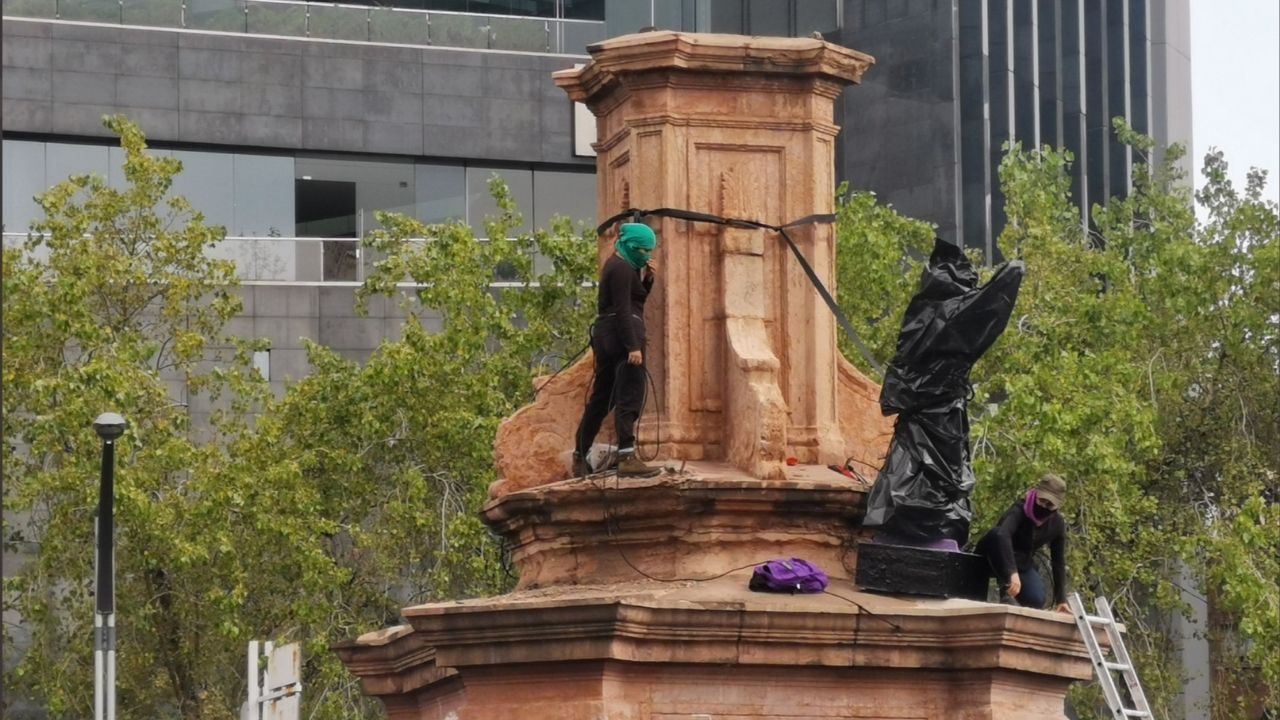 Colectivos feministas colocan antimonumenta en lugar de estatua a Colón en CdMx