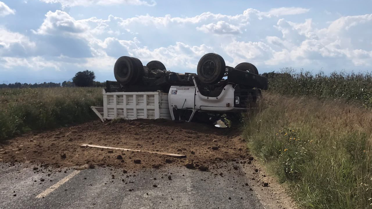 Un Camión de Carga se volcó en la carretera Cholula-Calpan