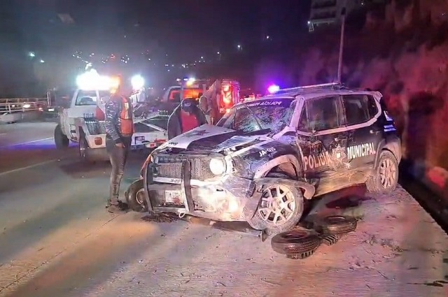 Patrulla se accidenta sobre Periférico Ecológico, dos policías resultan lesionados (Video)