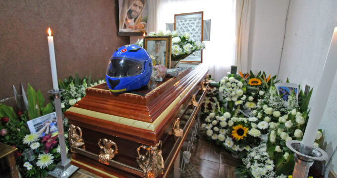 Liberan a policía acusado de atropellar y matar a repartidor de pizza; familiares exigen justicia