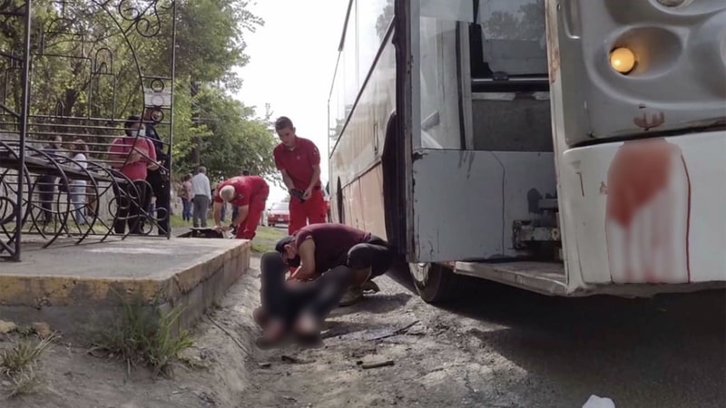 "Por negarse a usar cubrebocas":  Chófer de transporte publico "navajea" a pasajero