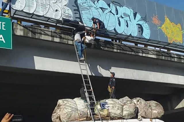 Hombre intentar suicidarse, amenazaba con arrojarse de un puente en Puebla(Video)
