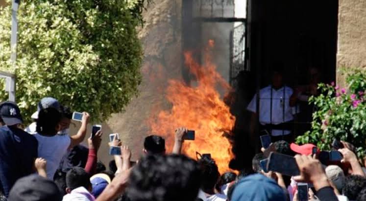 Presuntos secuestradores de Morelos son detenidos por pobladores, son quemados vivos (Video)