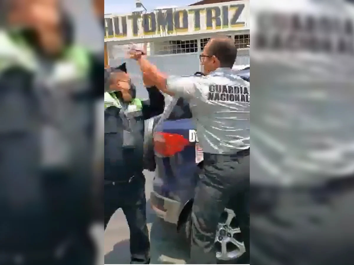Ex elemento de la Guardia Nacional golpea a agentes de tránsito en Puebla tras levantarle su infracción