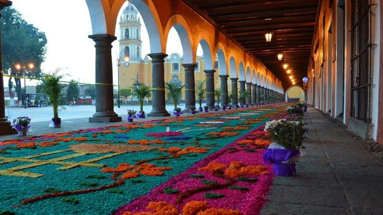 Tras dos años de ausencia se volverá realzar la tradicional colocación de alfombras en San Pedro Cholula 