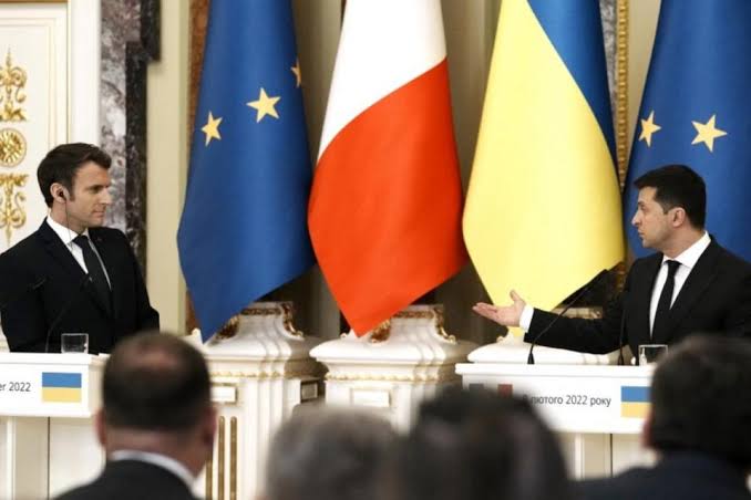 Presidente de Ucrania invita a Macron para que constate el "genocidio"