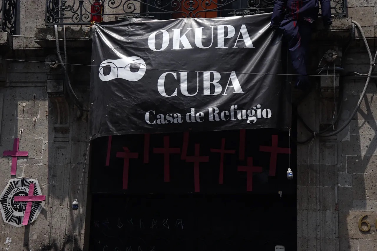 Denuncian que colectivo feminista "Okupa" gastaba donativos en fiestas, mariachis y drogas