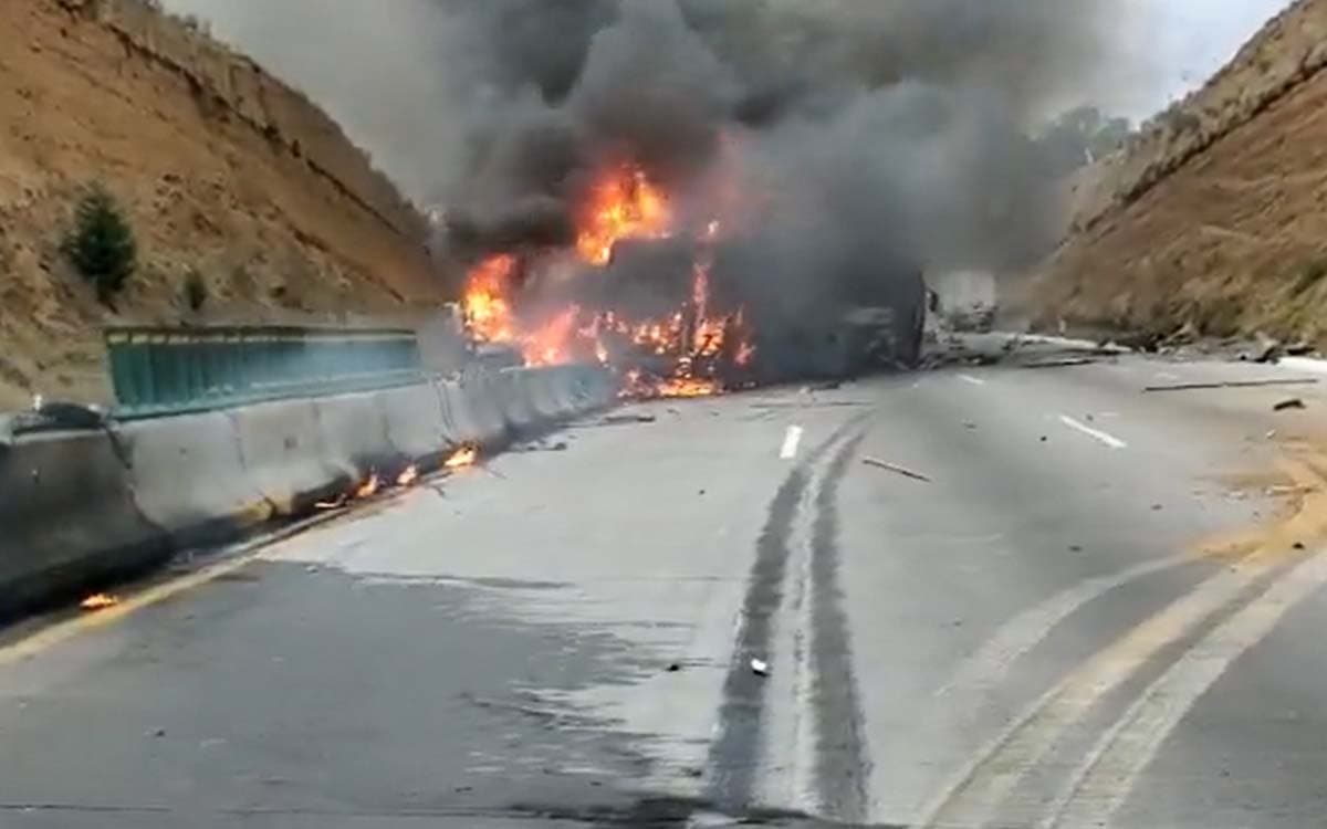 Cerraron la autopista México-Puebla por choque e incendio de vehículos