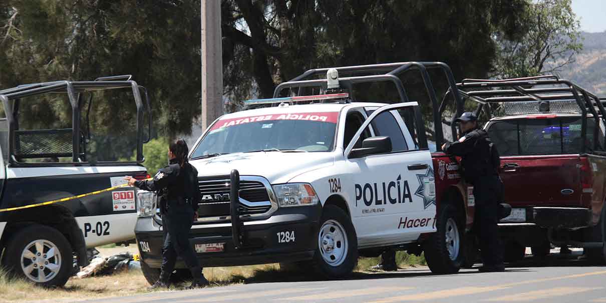 Abandonan 2 cuerpos embolsados al costado de un panteón de Acajete
