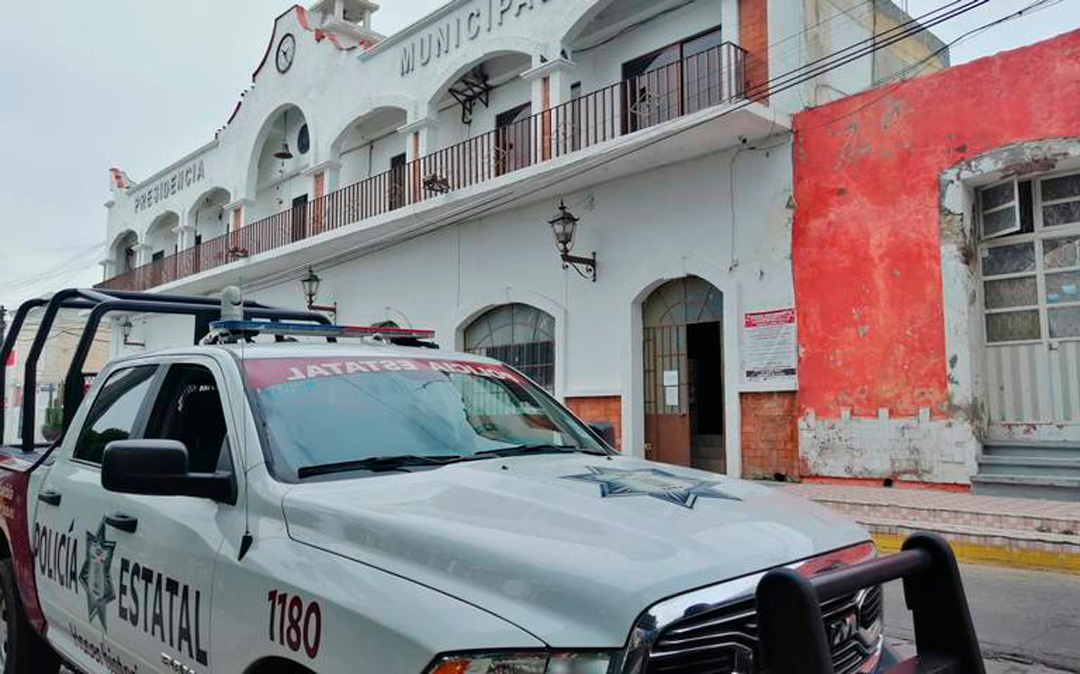En Tecamachalco encuentran a un hombre sin vida al interior de un vehículo 