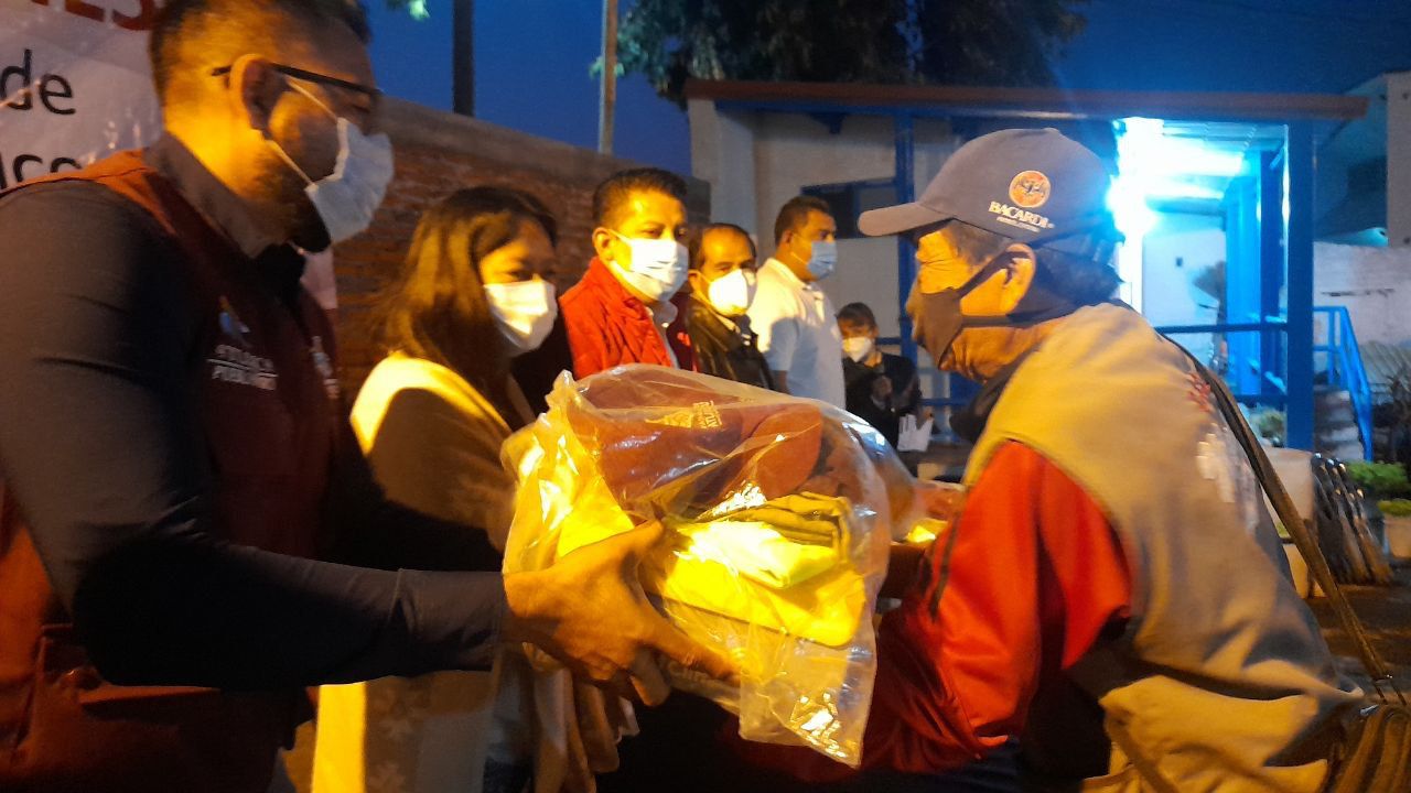 “Atlixco está más limpio y eso se construye gracias a ustedes”: Ariadna Ayala entrega uniformes a personal de limpia y alumbrado público