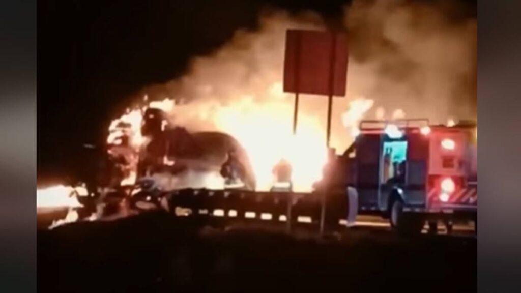 Pipa cargada con diésel se incendia en la Puebla-Orizaba, a la altura de Amozoc 