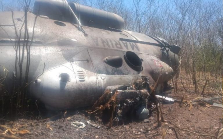 Helicóptero de la Marina se desploma en Mazatlán; lesionados son trasladados al hospital