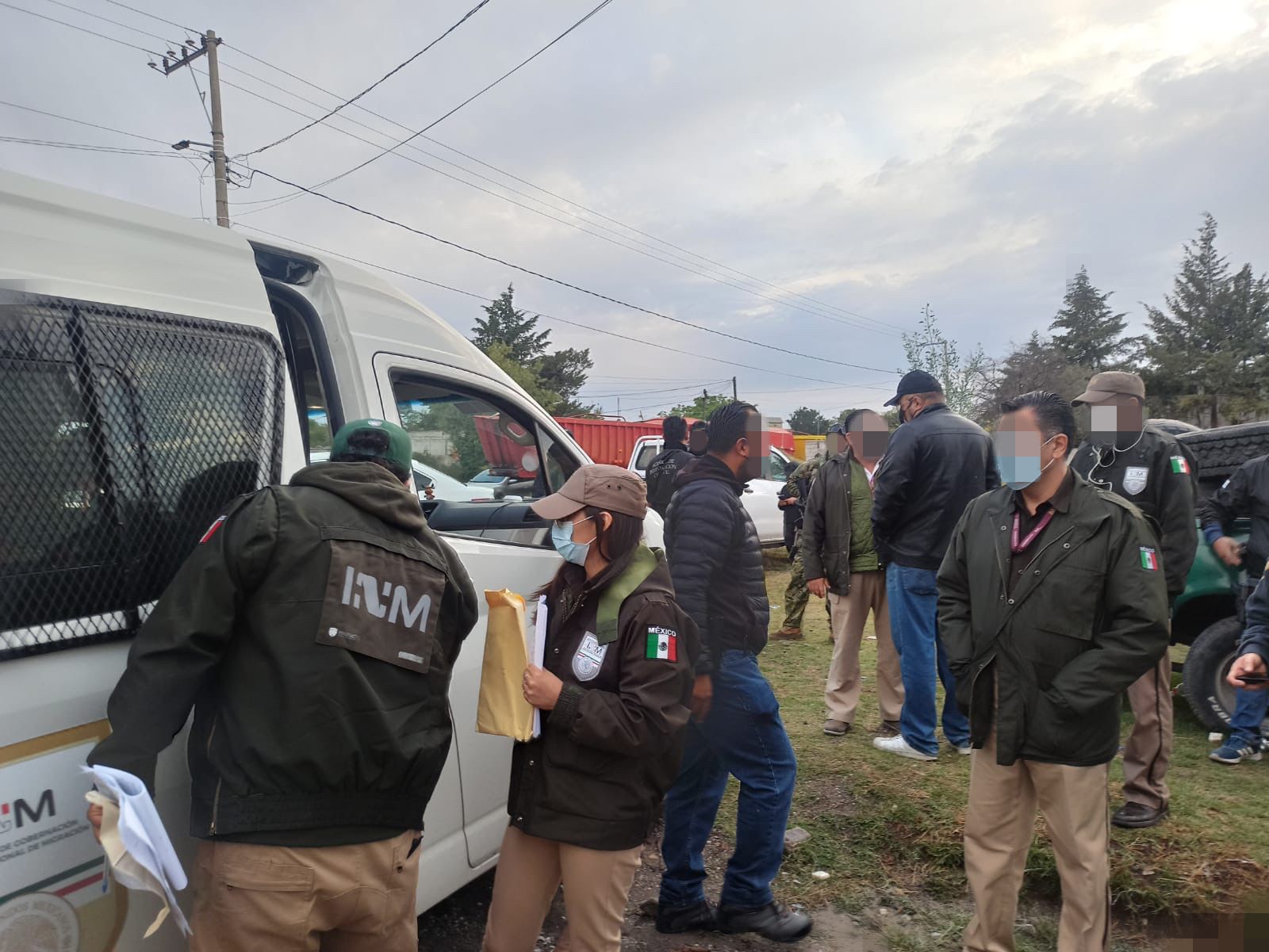 Hallan en Puebla a 386 migrantes que serían trasladados a EEUU por un grupo criminal; hay seis detenidos
