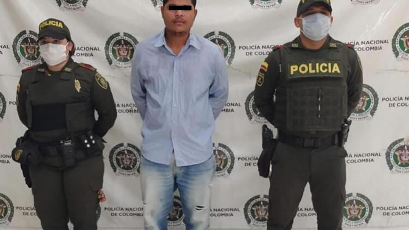 Hombre que violó a su hija de 4 años fue abusado y grabado por reclusos tras enterarse de su detención