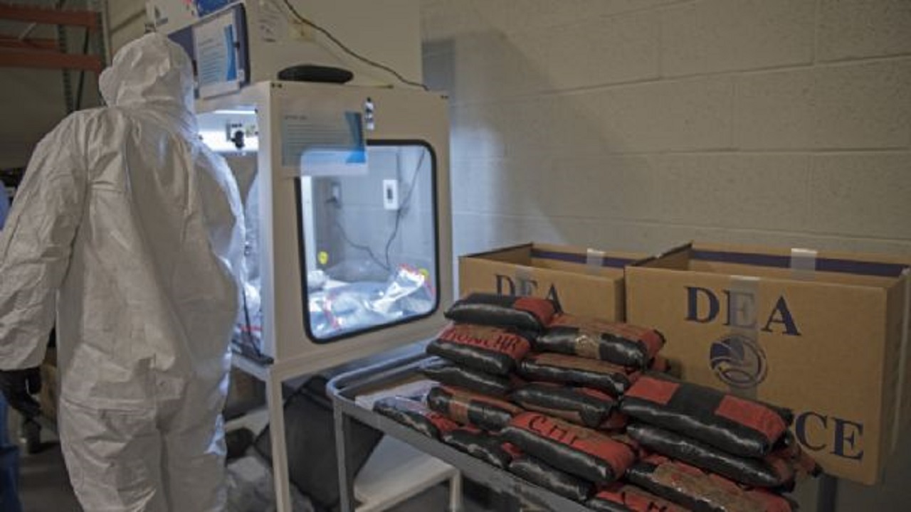 Alerta DEA en EU por píldoras falsas con fentanilo propagadas por cárteles en mexicanos