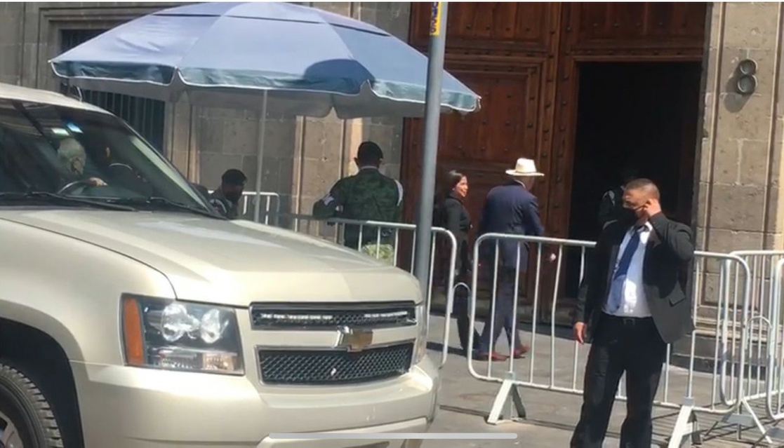 Llega Ken Salazar a Palacio Nacional tras declaraciones de AMLO contra EEUU