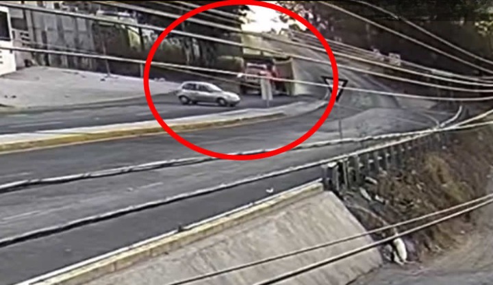 ¡La supo hacer!, conductor evita lo que pudo ser un trágico accidente sobre la federal a Atlixco (VIDEO)