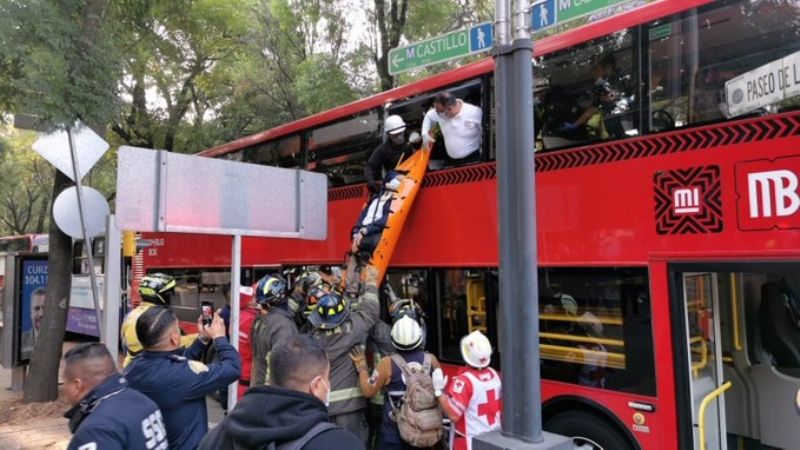 Accidente entre Metrobús y autobús deja al menos 5 heridos de gravedad en CDMX